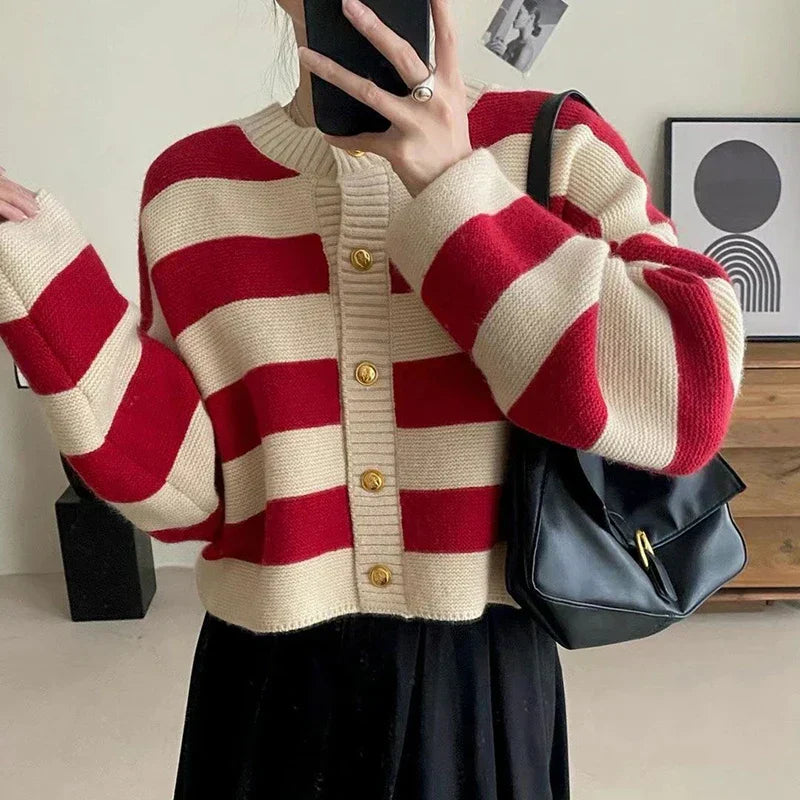 Gestreifter Strickcardigan mit zeitlosem Charme
