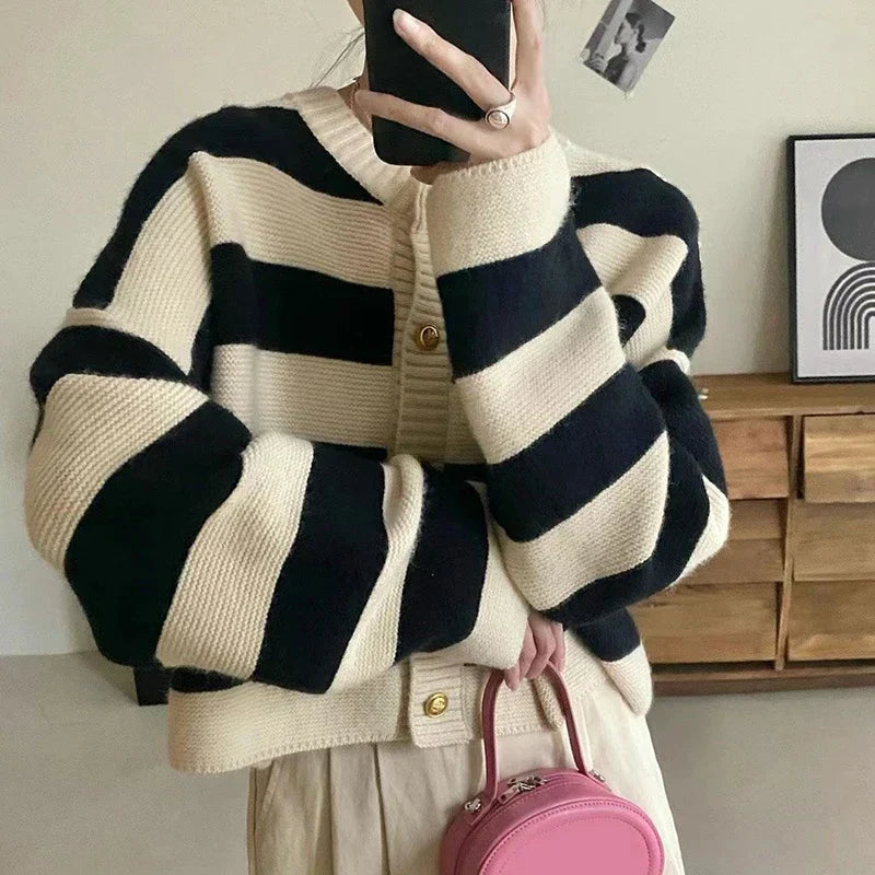 Gestreifter Strickcardigan mit zeitlosem Charme