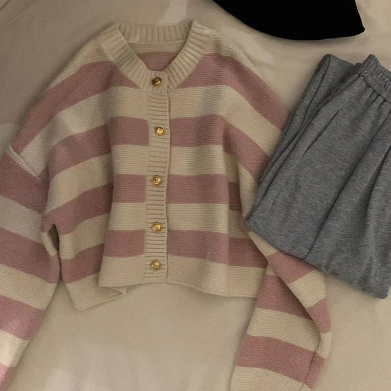 Gestreifter Strickcardigan mit zeitlosem Charme