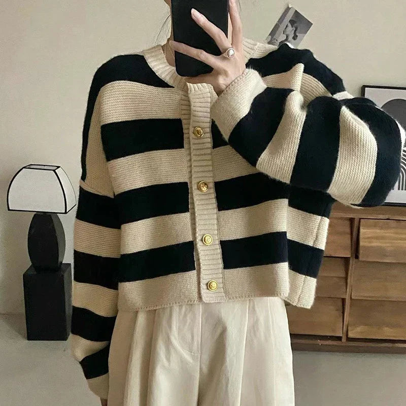 Gestreifter Strickcardigan mit zeitlosem Charme