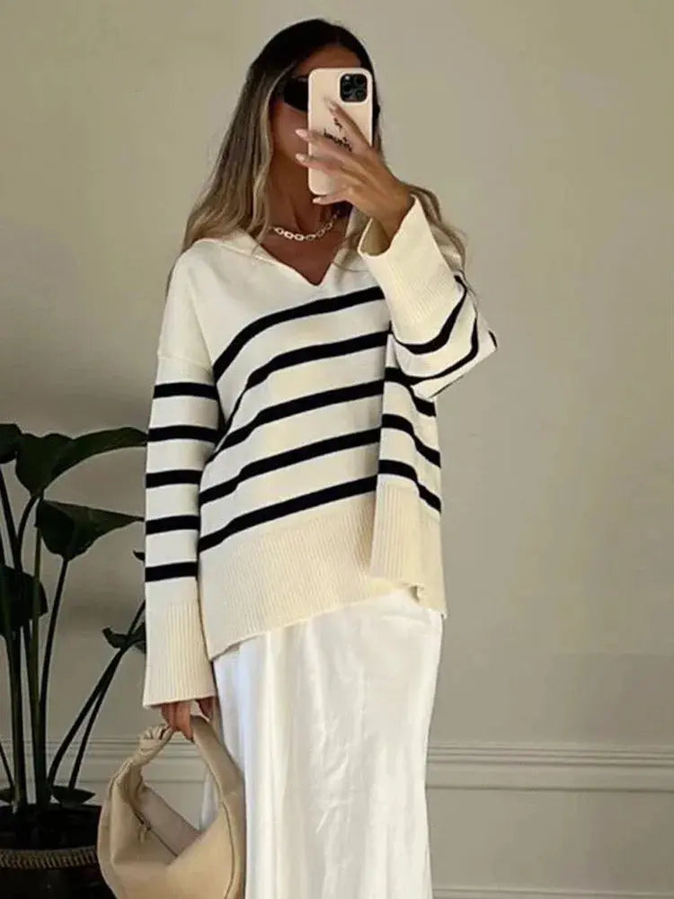 Gestreiftes Full-Sleeve mit V-Außschnitt
