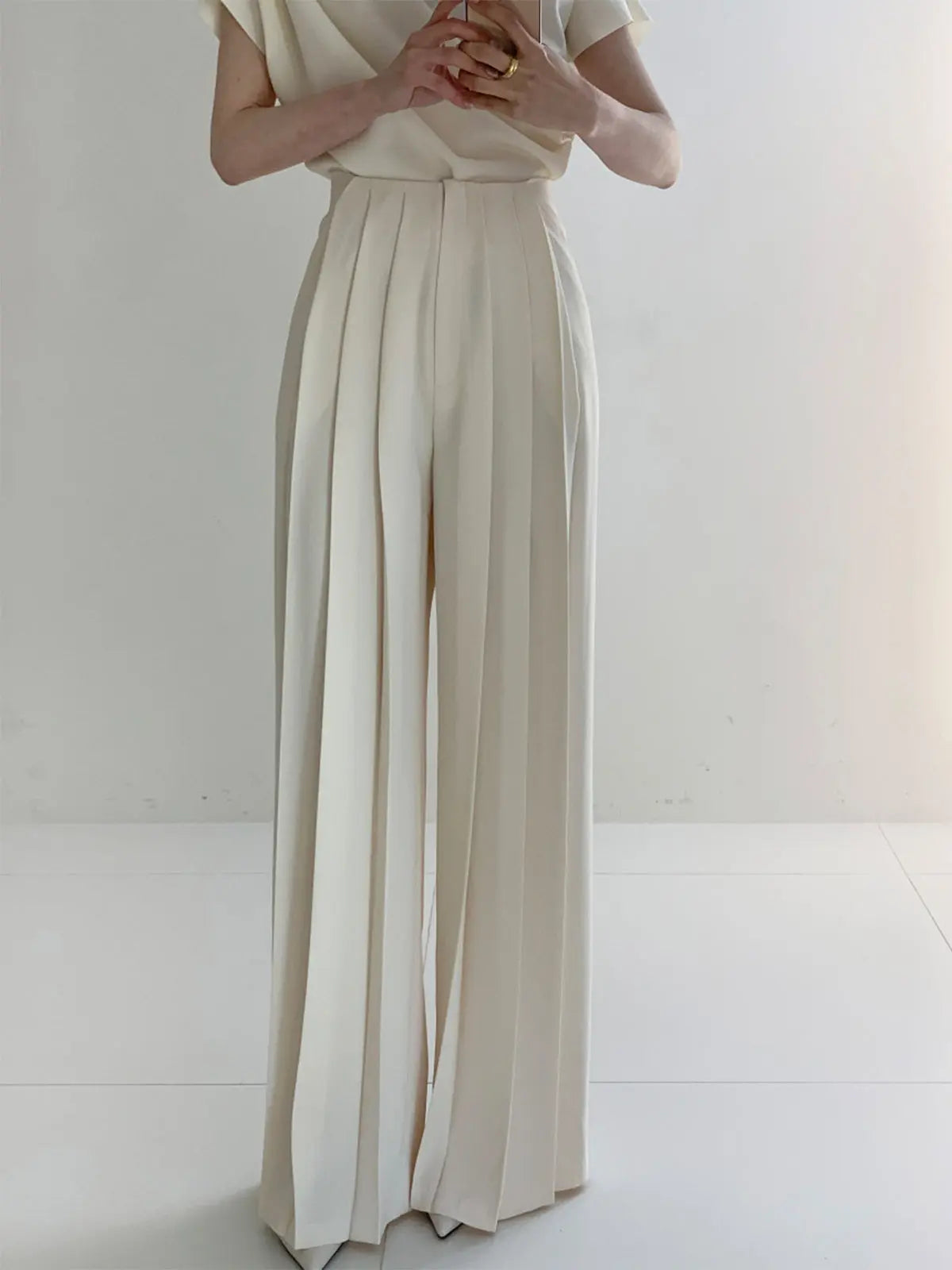 Plissierte Hose mit hoher Taille und weitem Schnitt