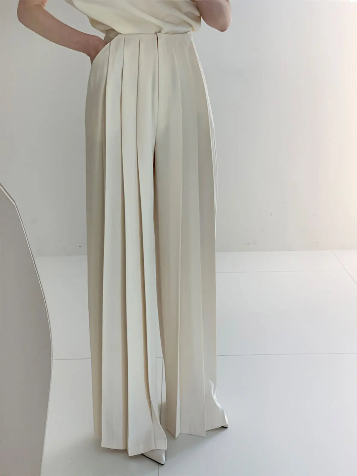 Plissierte Hose mit hoher Taille und weitem Schnitt