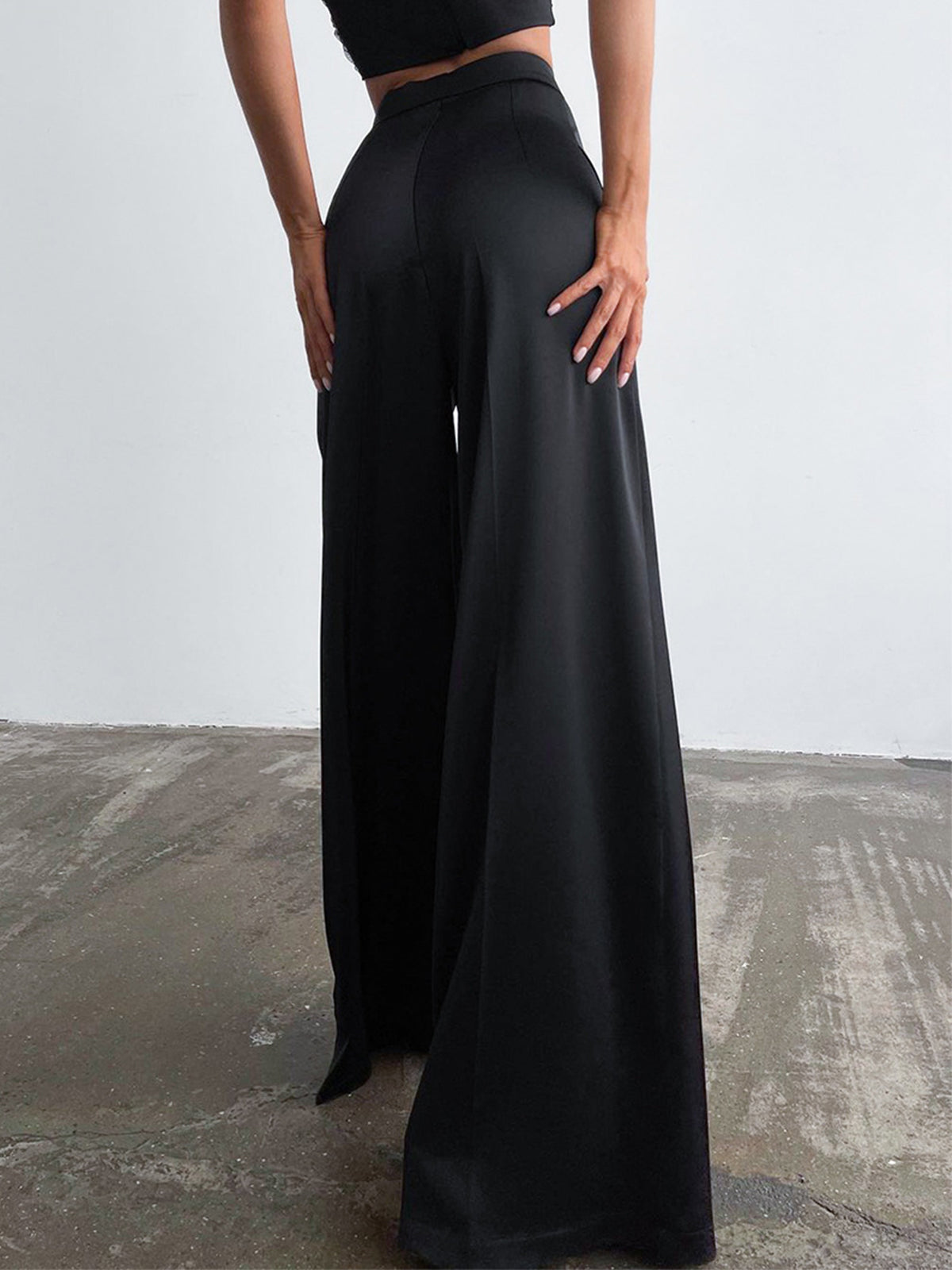 Weit geschnittene Satin-Hose im Oversized-Look