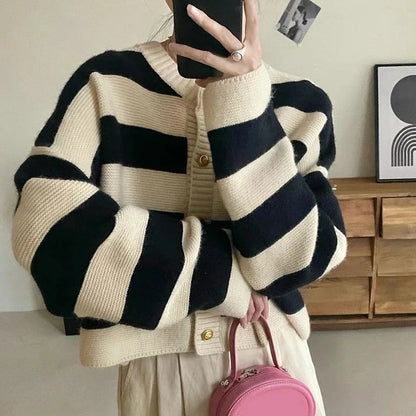 Gestreifter Strickcardigan mit zeitlosem Charme