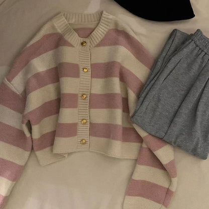 Gestreifter Strickcardigan mit zeitlosem Charme