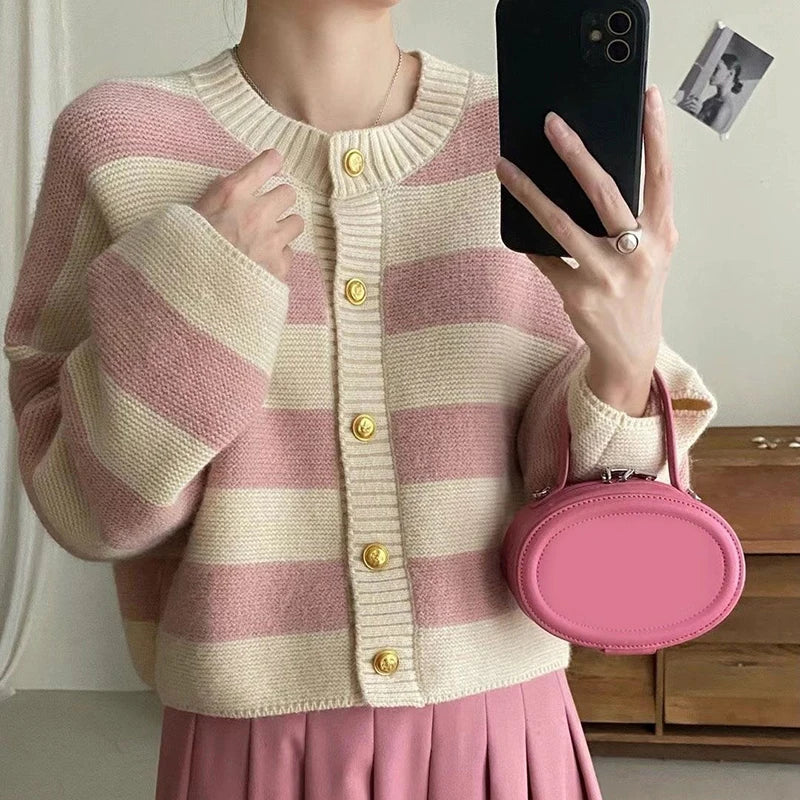 Gestreifter Strickcardigan mit zeitlosem Charme