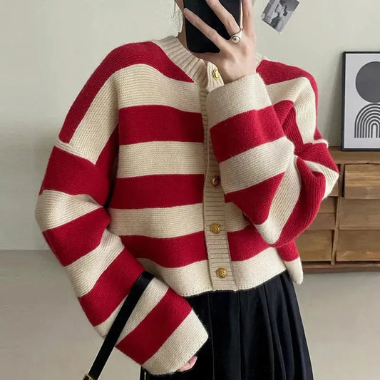 Gestreifter Strickcardigan mit zeitlosem Charme