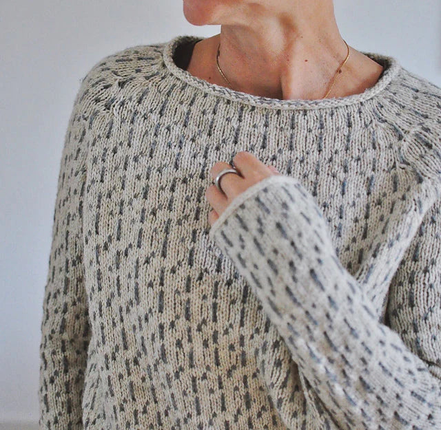 Rundhalsausschnitt Pullover in grau mit Muster