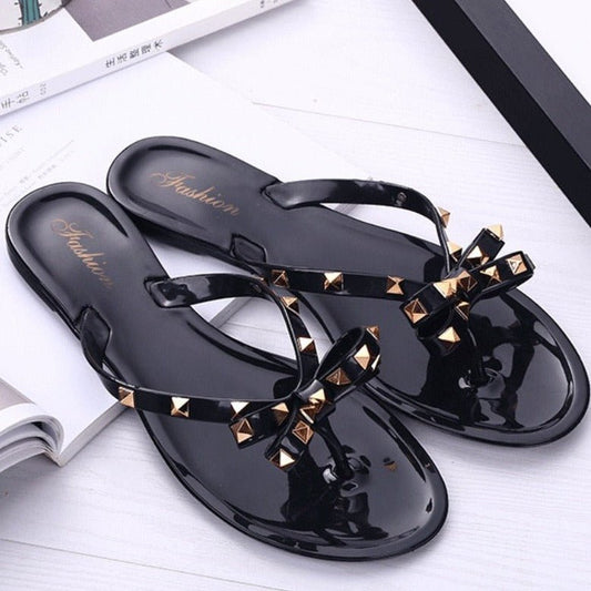 Damen-Flip-Flops mit Schleifenapplikation und Nieten sowie profilierter Laufsohle
